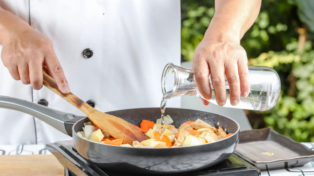 Truques simples de cozinha que resolvem comida salgada de forma prática