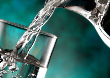 Água com gás hidrata como a sem gás e ainda ajuda na digestão