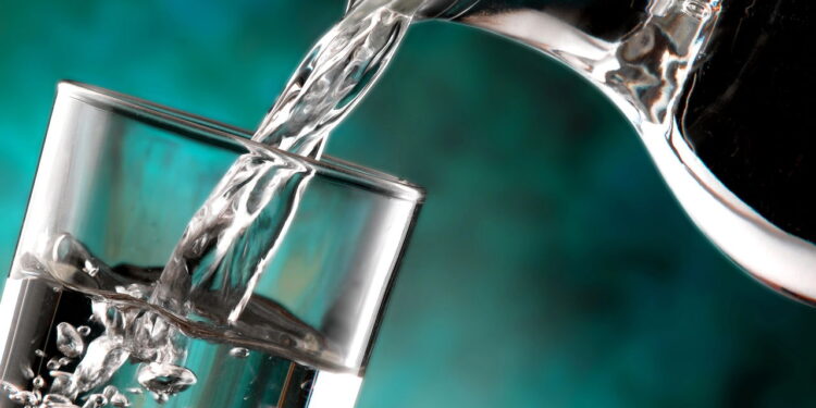 Água com gás hidrata como a sem gás e ainda ajuda na digestão