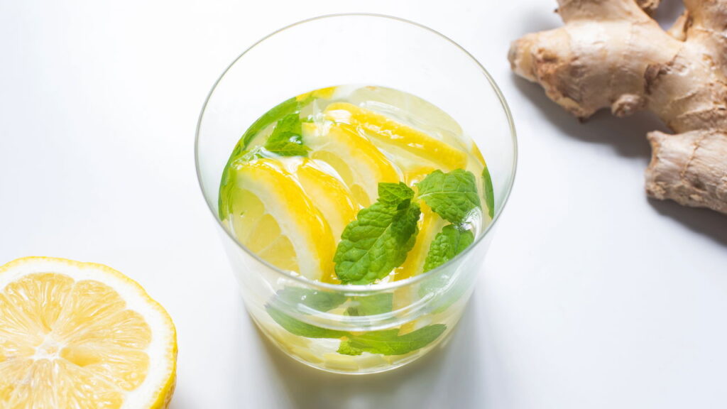 A receita de Água Detox que desincha o abdômen e ajuda a queimar gordura