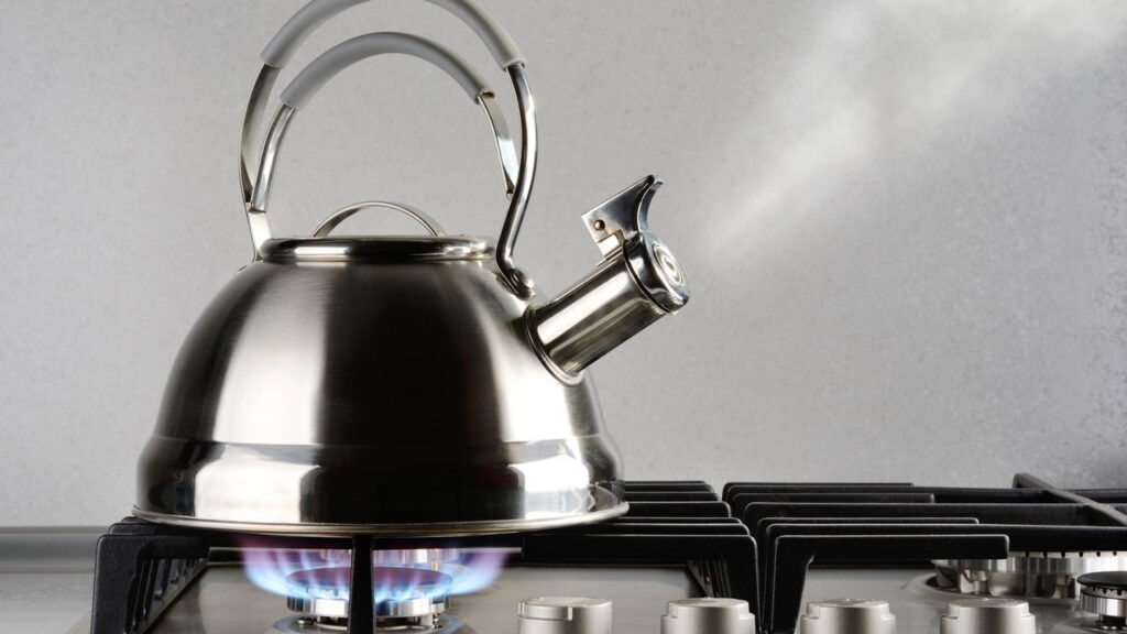 O item de cozinha que elimina ervas daninhas melhor que sal e vinagre