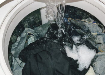 Como reaproveitar água da máquina de lavar e reduzir a conta de casa