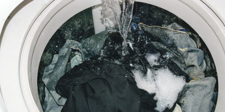 Como reaproveitar água da máquina de lavar e reduzir a conta de casa