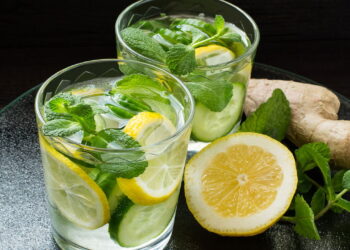 Receita de água saborizada com hortelã e gengibre que ajuda na digestão e dá mais energia