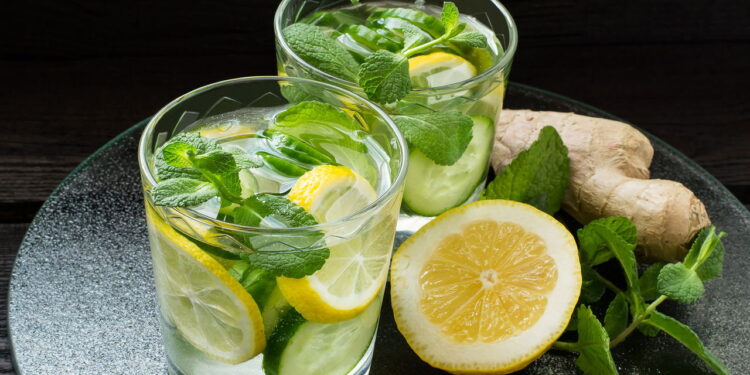 Receita de água saborizada com hortelã e gengibre que ajuda na digestão e dá mais energia