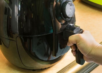 Esse truque simples deixa sua air fryer limpa em minutos