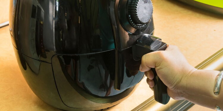 Esse truque simples deixa sua air fryer limpa em minutos