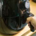 Esse truque simples deixa sua air fryer limpa em minutos