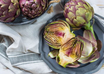 Truque simples que mantém alcachofra fresca e macia por dias