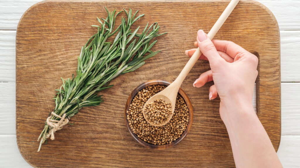 As plantas que afastam abelhas sem prejudicar o equilíbrio do jardim