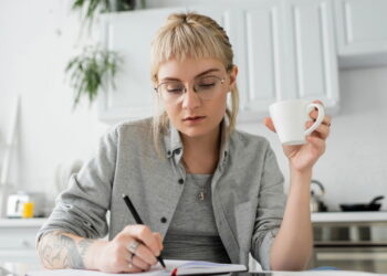 Como ambientes organizados reduzem a sobrecarga segundo a psicologia