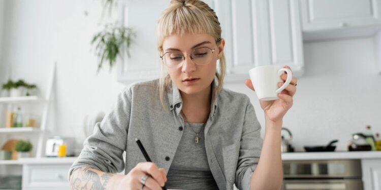 Como ambientes organizados reduzem a sobrecarga segundo a psicologia
