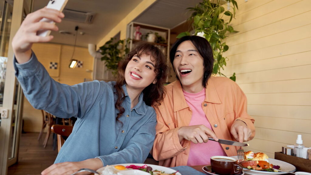 Por que cultivar amizades profundas fortalece a sensação de conexão segundo a psicologia