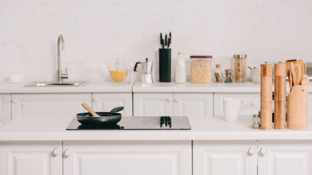 Truque simples para evitar traças nos armários perto do fogão