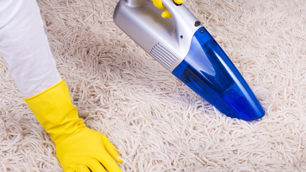 Nem pano, nem esponja: o truque que tira poeira rapidamente