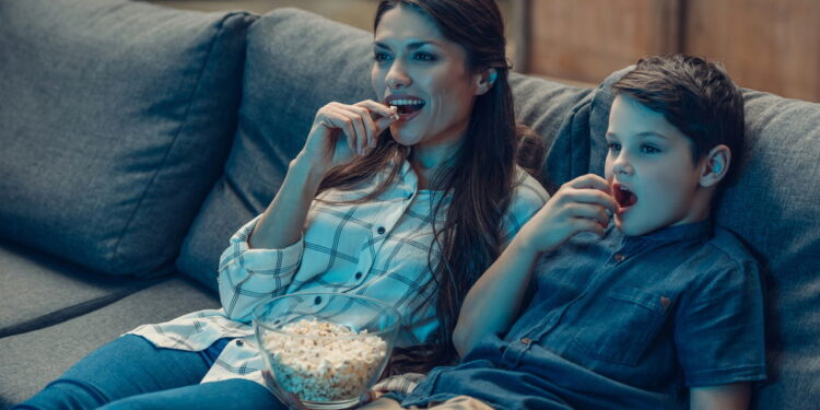 O que reassistir filmes revela sobre sua mente, segundo a psicologia