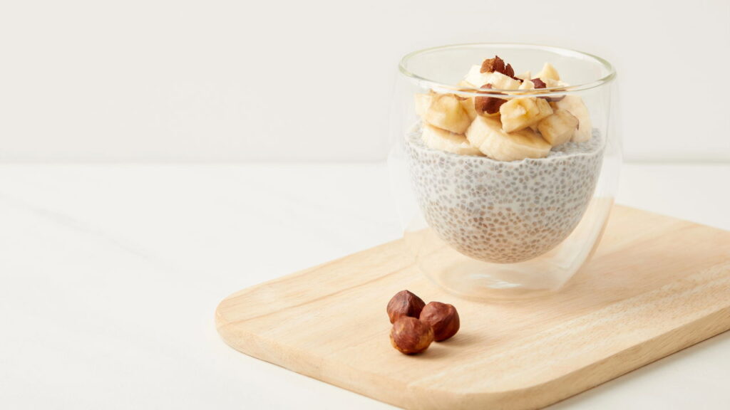 Como preparar um smoothie de proteína com banana e chia para ganhar massa muscular e ficar mais forte