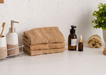 Jogue essa coisa para fora do seu banheiro: é um terreno fértil para bactérias e danifica sua pele