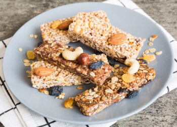 Como criar barras energéticas com sementes e plantas secas