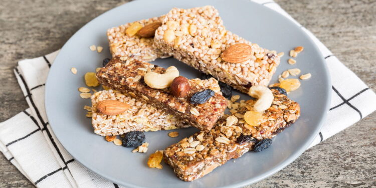 Como criar barras energéticas com sementes e plantas secas