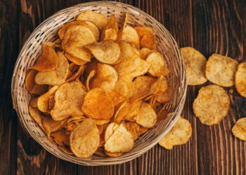 Como fazer batata chips no micro-ondas em 5 minutos com apenas 3 ingredientes