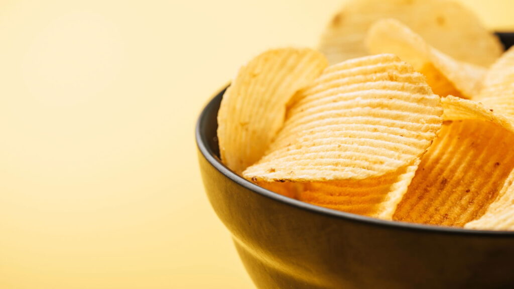 Como fazer chips de batata no micro-ondas crocantes e práticos