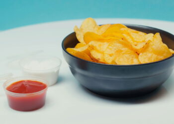 Como fazer chips de batata no micro-ondas crocantes e práticos