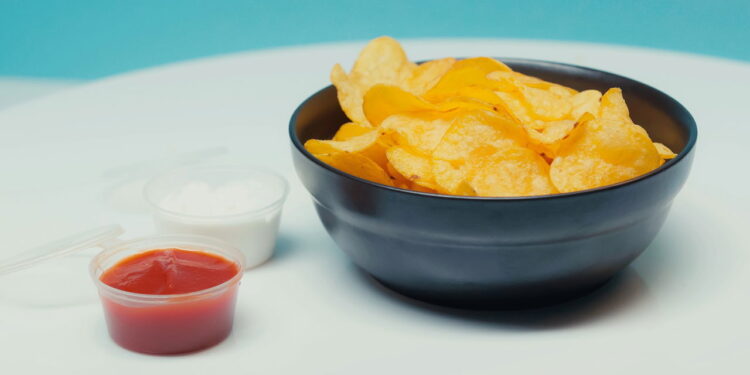 Como fazer chips de batata no micro-ondas crocantes e práticos