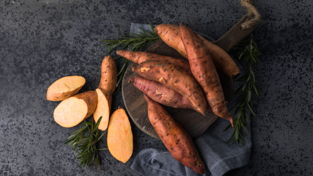 O abacate é considerado um superalimento cheio de benefícios, mas você sabe o que não deve ser consumido junto com ele?