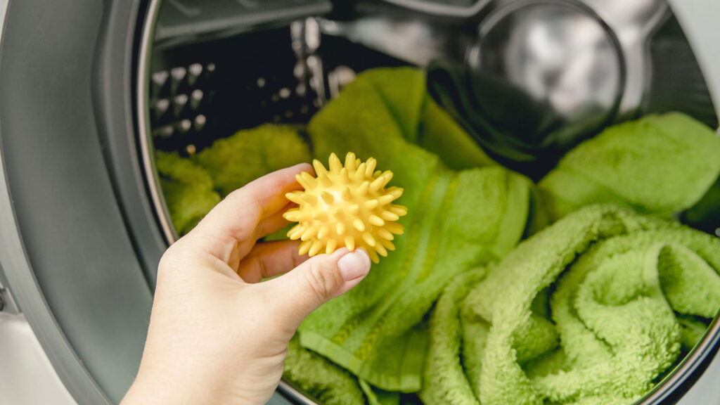 Truque simples tira pelos de cachorro e gato da roupa na máquina