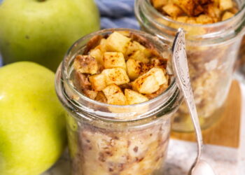 Torta de maçã de caneca feita em 4 minutos e sem complicação