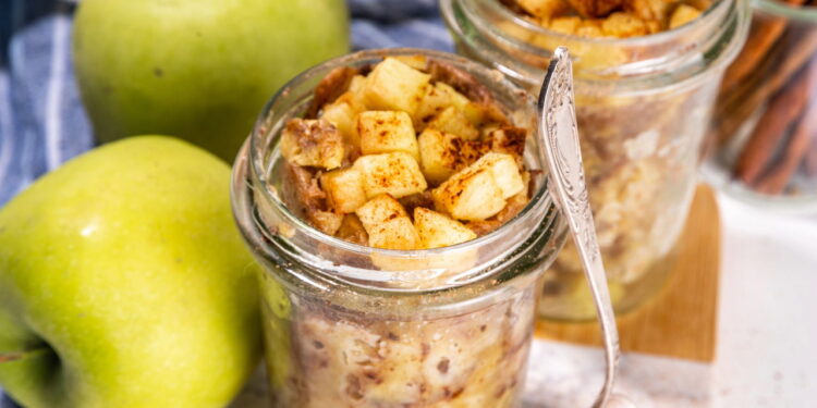 Torta de maçã de caneca feita em 4 minutos e sem complicação