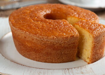 Sem glúten e com amora: aprenda a fazer um bolo de milho delicioso e fácil de preparar