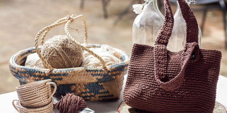 Bolsa feita à mão com crochê pode virar renda extra com estilo e personalidade