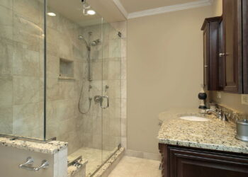 Nem bombril, nem esponja mágica: O melhor utensílio para limpar o seu box de vidro