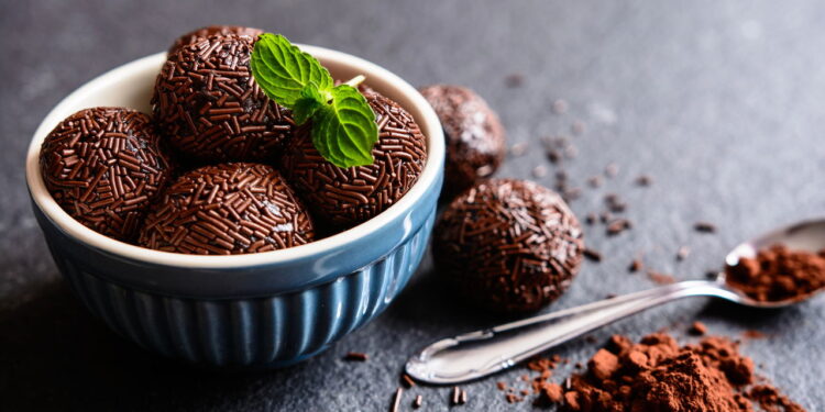O brigadeiro mais rápido e cremoso que você vai fazer na vida no micro-ondas