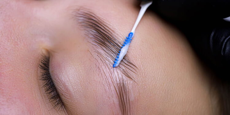 O truque que levanta os fios da sobrancelha em segundos