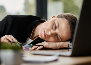 Estrategias para combater o burnout através de conexões sociais segundo a psicologia