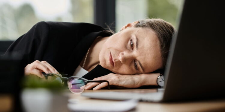 Estrategias para combater o burnout através de conexões sociais segundo a psicologia