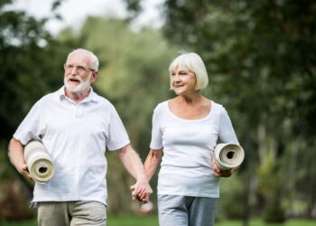 Caminhar é muito bom a partir dos 60 anos, mas especialistas recomendam praticar esse exercício