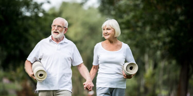 Caminhar é muito bom a partir dos 60 anos, mas especialistas recomendam praticar esse exercício
