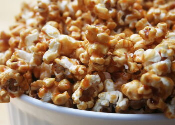 Essa pipoca doce caseira feita no micro-ondas vai te conquistar em segundos