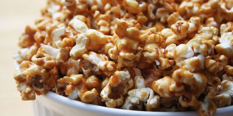 Essa pipoca doce caseira feita no micro-ondas vai te conquistar em segundos