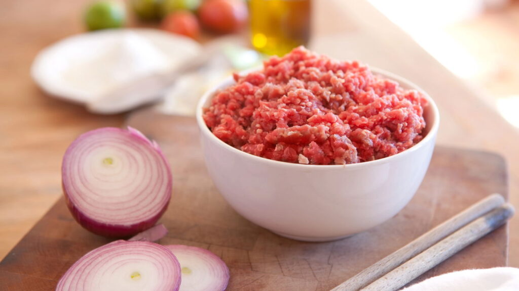 Bifes enrolados com carne moída e abobrinha surpreendem no sabor