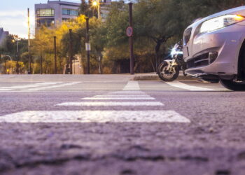 Você pode ser multado se não parar na faixa de pedestre sem sinal