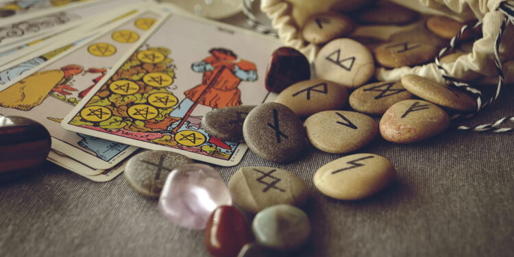 Energia do Tarô revela reviravoltas no amor para três signos