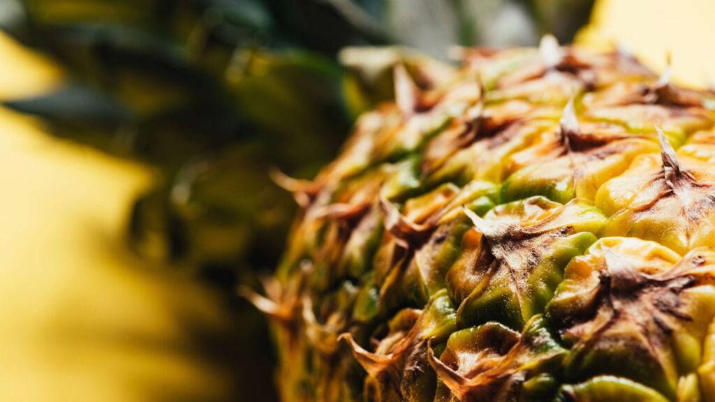 Como preparar o chá de casca de abacaxi que melhora digestão e elimina toxinas em 5 minutos
