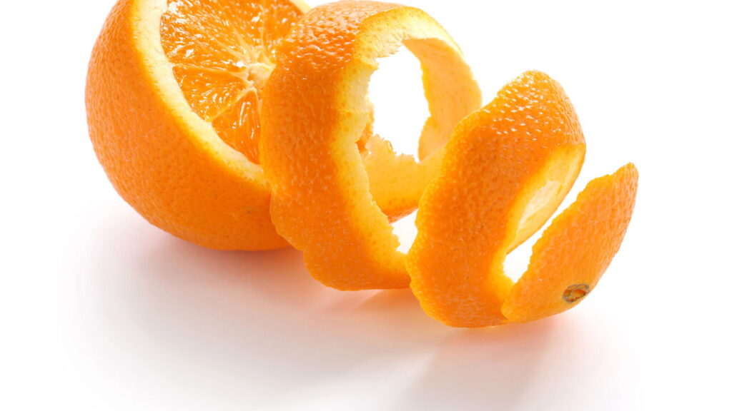 Como preparar infusão caseira com laranja e rosas que deixa a casa cheirosa em minutos