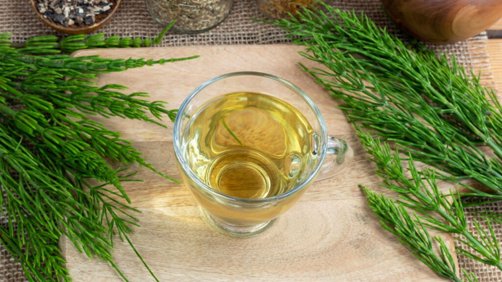 Receitas simples de chá diurético com ervas fáceis de encontrar e usar em casa