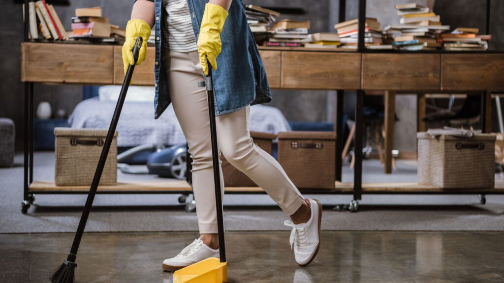 Nem vassoura, nem rodo: esse truque simples deixa o piso impecável